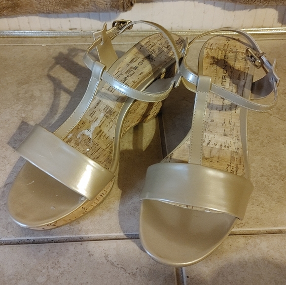 Bandolino Wedges - Picture 2 of 8